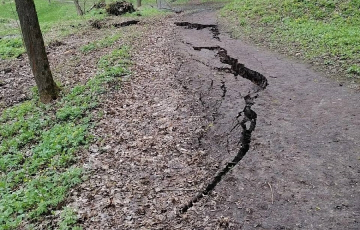 Дорожки в парке в тульском Богородицке покрылись трещинами из-за оползня