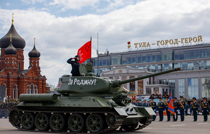 Алексей Дюмин поручил начать подготовку к параду в День Победы в Тульской области