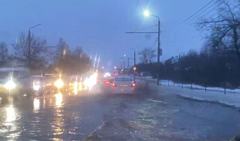 На улицах и дорогах Тулы образовался потоп после снегопада