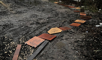 В Богородицке развели грязь после ремонта теплотрассы: жителям пришлось прокладывать дорогу из деревяшек от старой мебели