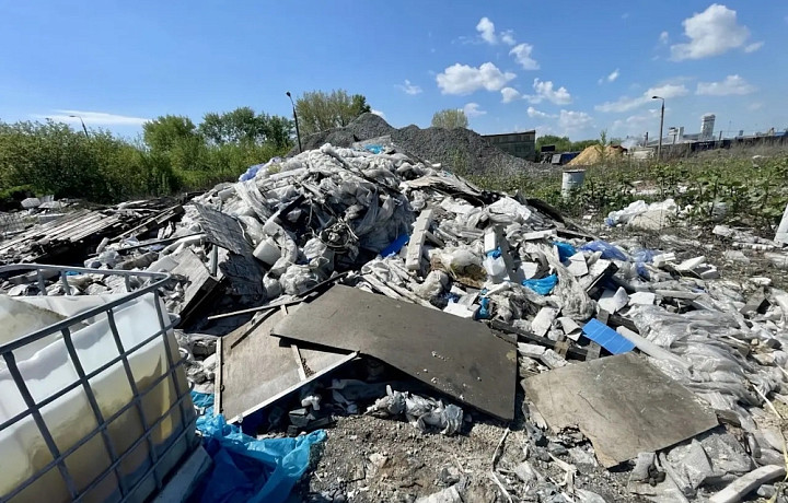 В Новомосковске нашли масштабную свалку с опасными химическими отходами