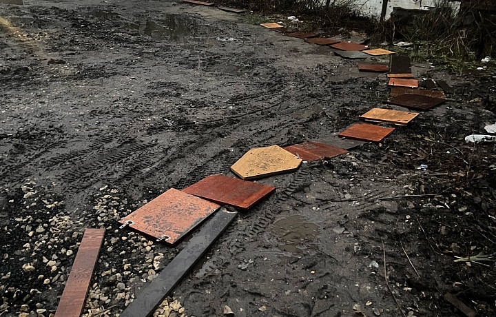 В Богородицке развели грязь после ремонта теплотрассы: жителям пришлось прокладывать дорогу из деревяшек от старой мебели