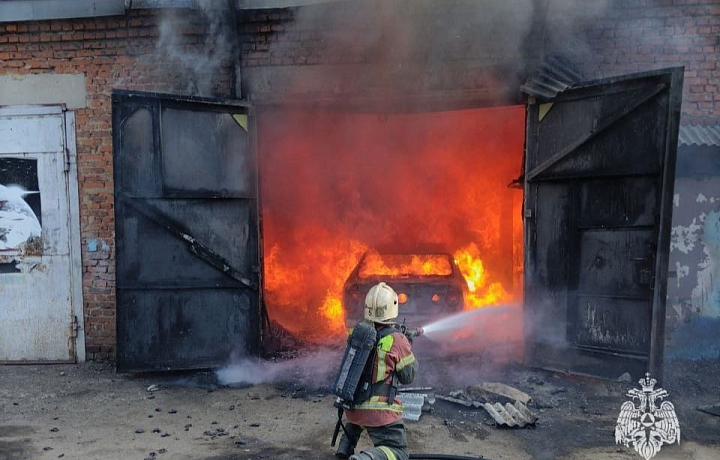 На улице Рязанской в Туле загорелся гараж