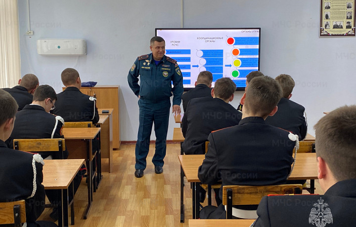 Тульским кадетам рассказали о деятельности центра управления в кризисных ситуациях МЧС