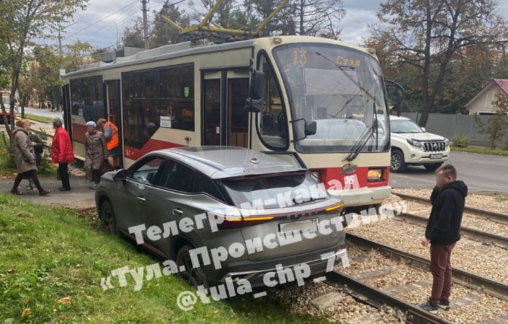 На улице Станиславского в Туле столкнулись Omoda и трамвай