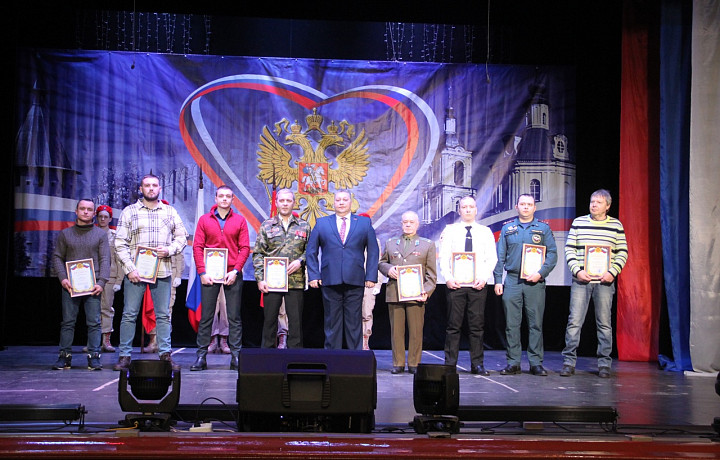 В Алексине прошел митинг-концерт «Слава защитникам Отечества!»