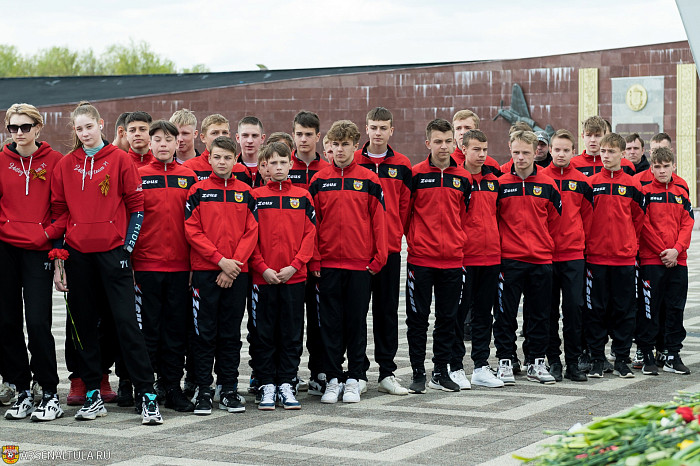 Футболисты «Арсенала» и волейболистки «Тулицы-2» возложили цветы к мемориалу «Защитникам неба Отечества»