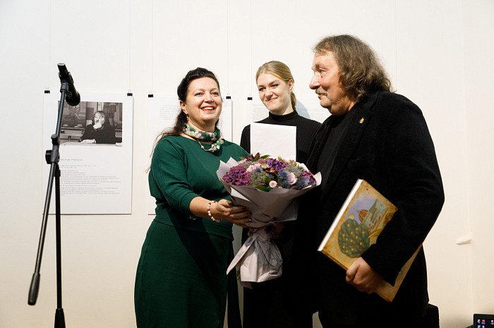 Таинственные маски и средневековые мотивы: в Туле открылась выставка художника Александра Майорова