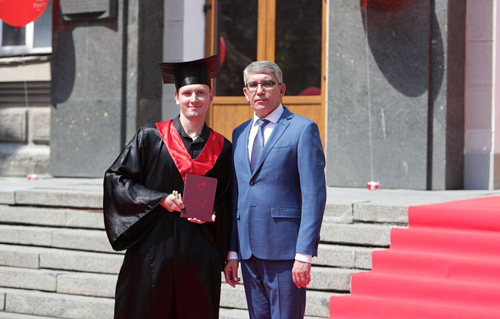 Дмитрий Миляев вручил дипломы выпускникам–отличникам тульских вузов