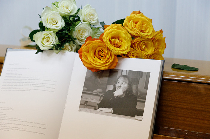 Таинственные маски и средневековые мотивы: в Туле открылась выставка художника Александра Майорова