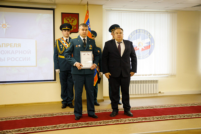 Глава тульского МЧС поздравил спасателей с Днем пожарной охраны