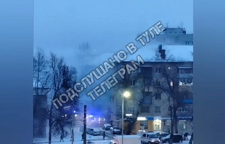 ﻿В жилой многоэтажке на улице Оборонной в Туле загорелась квартира