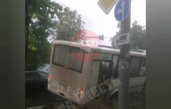 В Туле на перекрестке улиц Кутузова и Шухова автобус застрял в яме