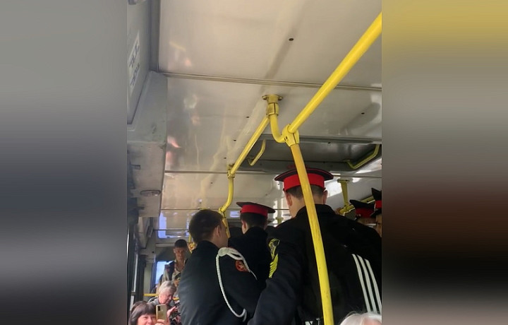 Щекинские кадеты подняли настроение пассажирам автобуса армейской песней