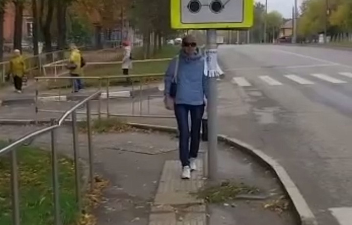 Туляки пожаловались на слишком низкий дорожный знак «Слепые пешеходы» на остановке «ДК ВОС»