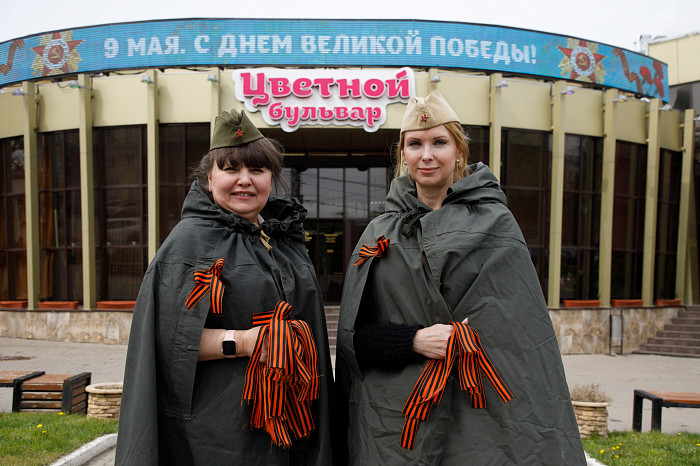 Цветной бульвар поздравил туляков с наступающим Днем Победы и подарил Георгиевские ленты