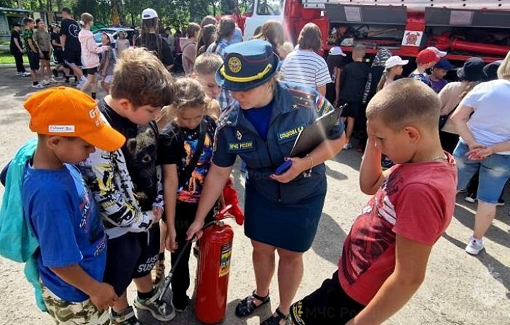 Сотрудники МЧС рассказали ефремовским школьникам в летних лагерях о пожарной безопасности