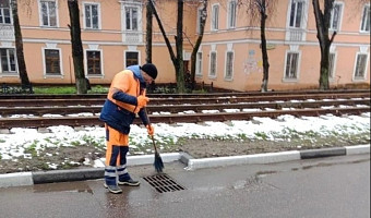 В Туле усилили прочистку ливневок из-за подтоплений