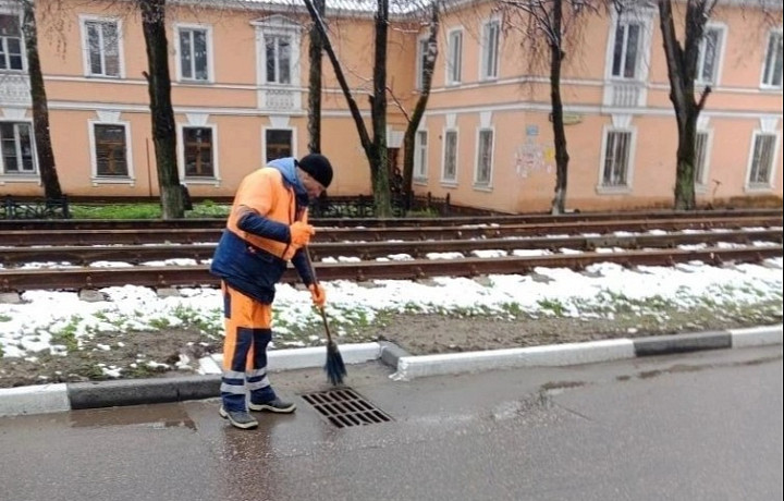 В Туле усилили прочистку ливневок из-за подтоплений