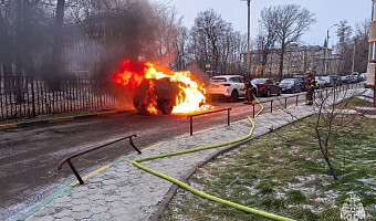 Две автомобиля сгорели на улице Михеева в Туле
