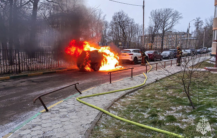 Две автомобиля сгорели на улице Михеева в Туле