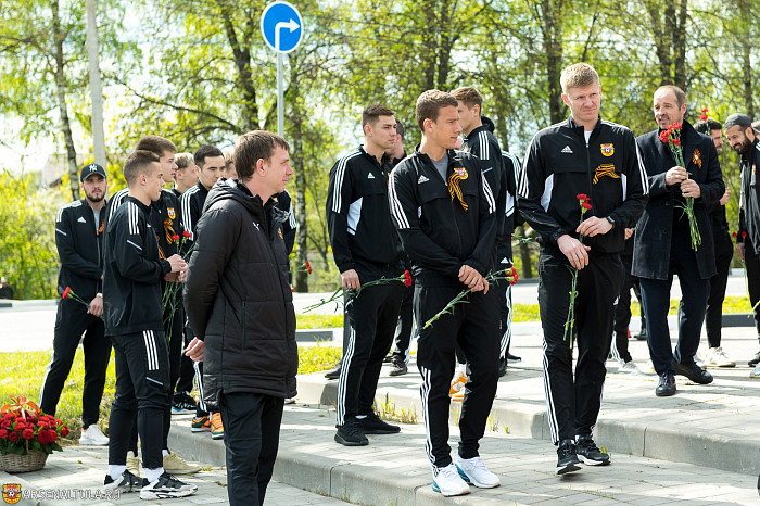 Футболисты «Арсенала» и волейболистки «Тулицы-2» возложили цветы к мемориалу «Защитникам неба Отечества»