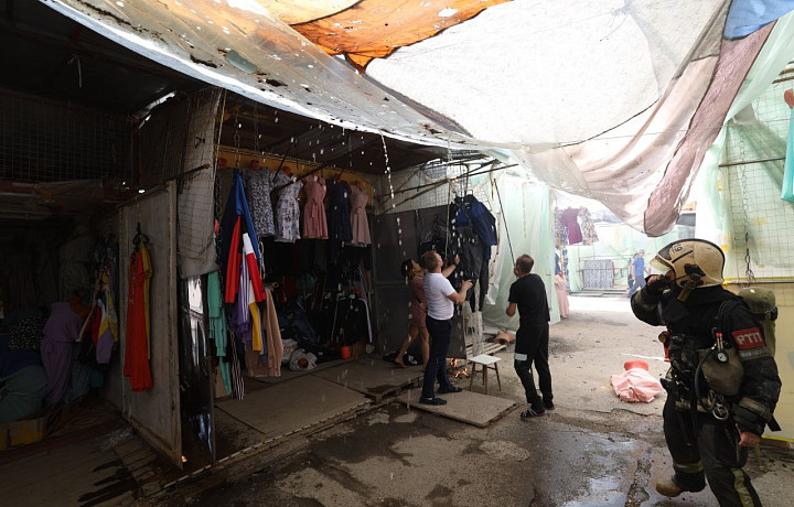 Из-за разлетевшихся углей на Центральном рынке загорелись палатки