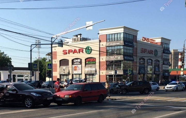 На проспекте Ленина в Туле образовалась пробка из-за тройного ДТП