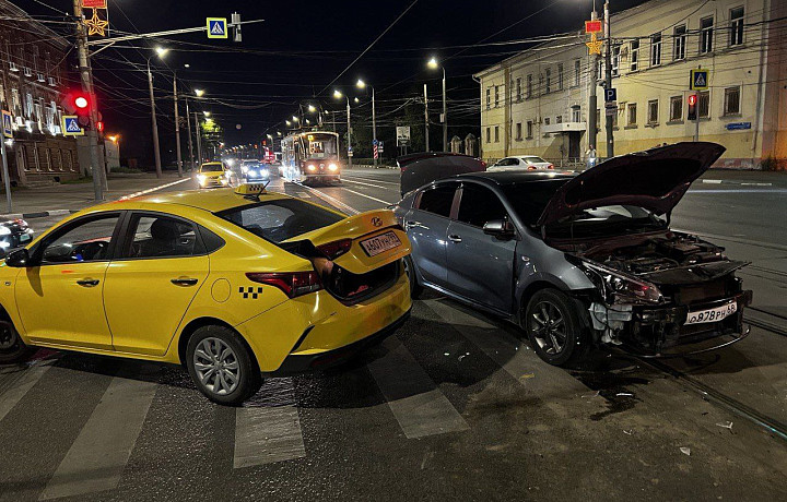 На улице Советской в Туле столкнулись такси и KIA