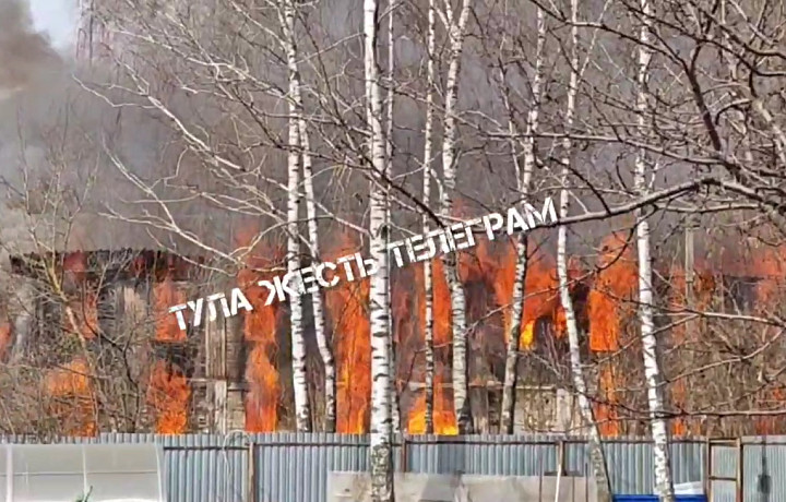 В тульском микрорайоне Менделеевский загорелось здание бывшего общежития