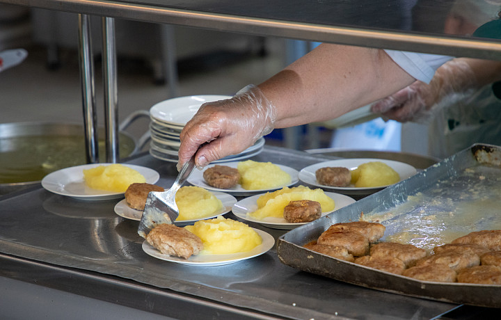 В четырех школах Каменского района нашли нарушения в организации питания учеников