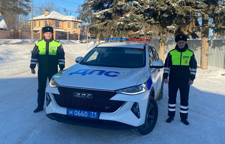Инспекторы ДПС из Щекинского района помогли замерзающей на трассе семье