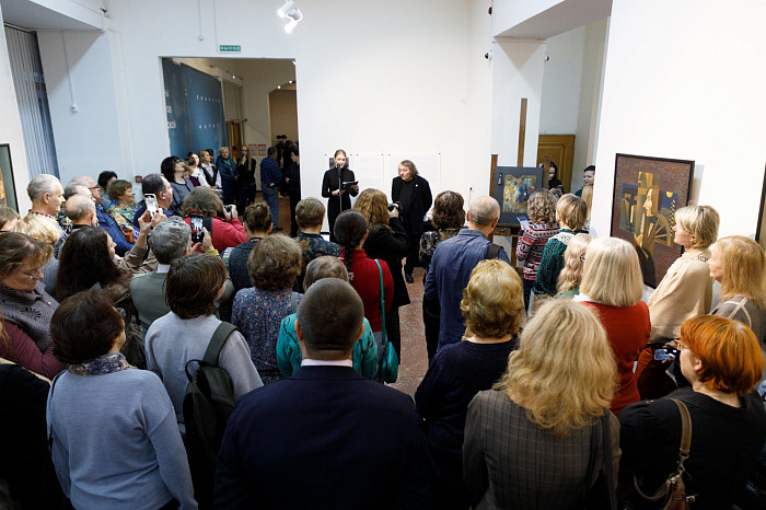 Таинственные маски и средневековые мотивы: в Туле открылась выставка художника Александра Майорова