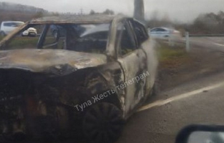В аварии на трассе М-2 «Крым» в Туле сгорел автомобиль