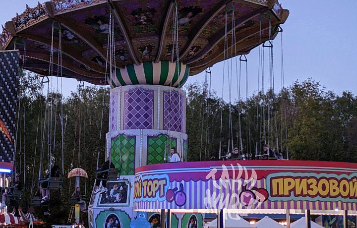 В Белоусовском парке в Туле отдыхающие застряли на неисправном аттракционе