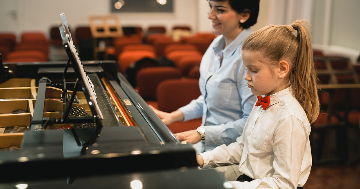 Музыкальная школа. Ребенок за роялем. Хожу в музыкальную школу. Музыкальная школа красивые картинки. Хожу в музыкальную школу.