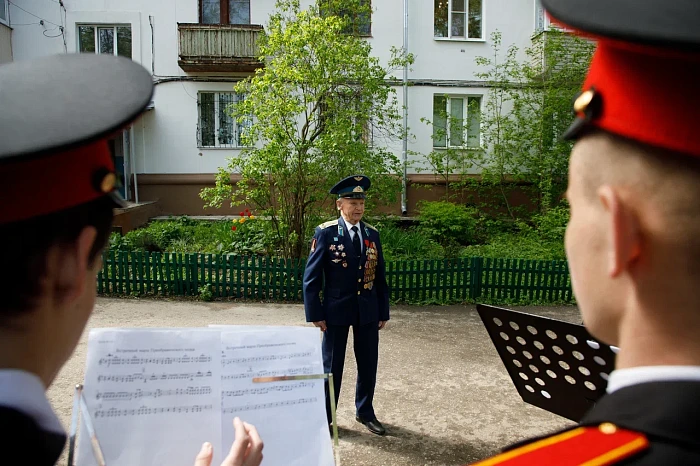 Тульские кадеты и студенты поздравили ветерана Великой Отечественной войны с наступающим Днем Победы