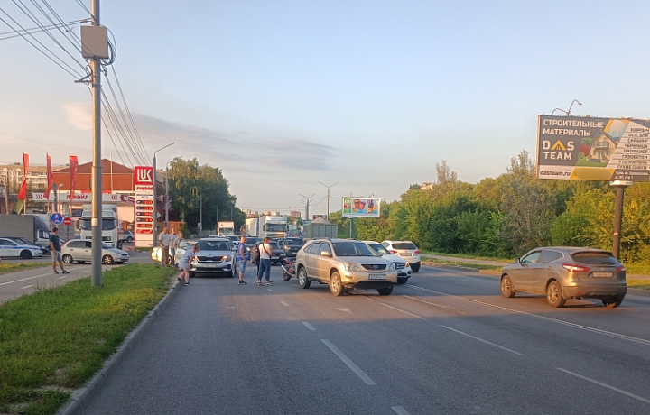 В массовом ДТП на улице Овражной в Туле пострадал водитель мотоцикла Suzuki