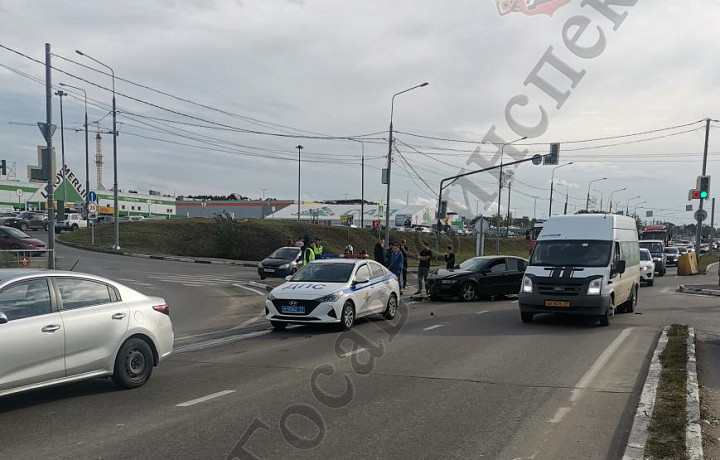 Водитель Mazda 6 проехал в Туле на красный сигнал светофора: пострадали три человека