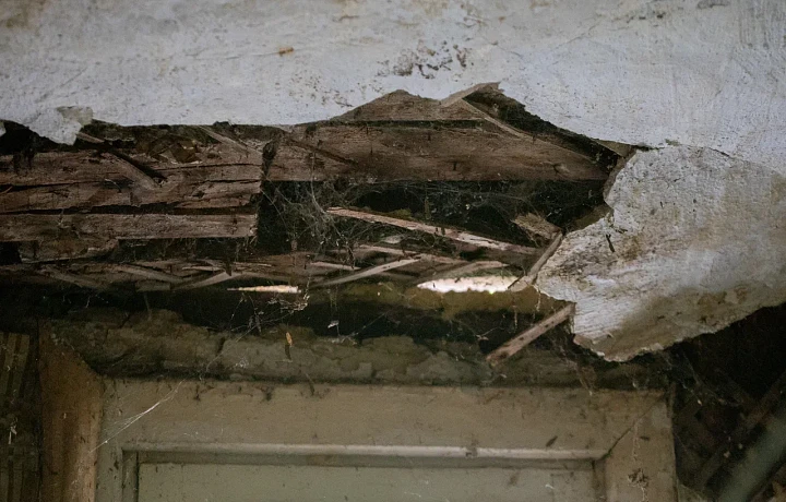 В Тульской области чиновницу обвиняют в неисполнении решения суда: она более шести лет не включала аварийный дом в список на переселение