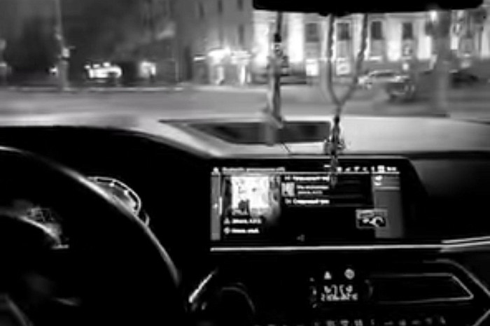 Влетевший в рекламный щит на площади Ленина Тулы салатовый BMW принадлежит блогеру с 2 млн подписчиков