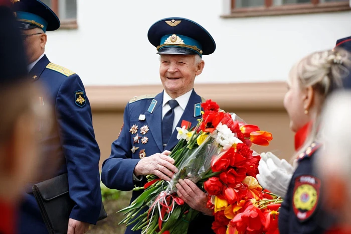 Тульские кадеты и студенты поздравили ветерана Великой Отечественной войны с наступающим Днем Победы