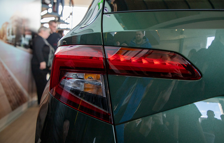 Автоэксперт Сажин рассказал, почему новые прошлогодние иномарки не хотят продавать со скидкой