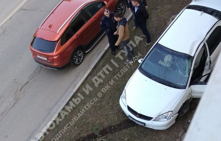 Иномарка вылетела на тротуар от удара в ДТП на улице Михеева в Туле