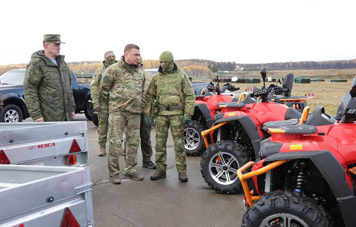 Губернатор Алексей Дюмин передал бойцам 106-й гвардейской воздушно-десантной дивизии снаряжение и технику
