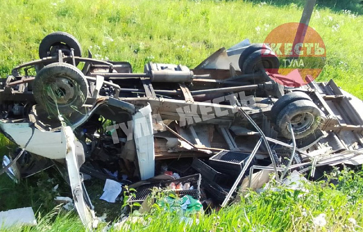 В Одоевском районе Тульской области перевернулся хлебовоз