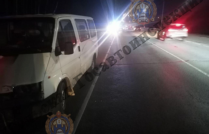 В Чернском районе микроавтобус сбил мотоциклиста без прав: мужчину госпитализировали