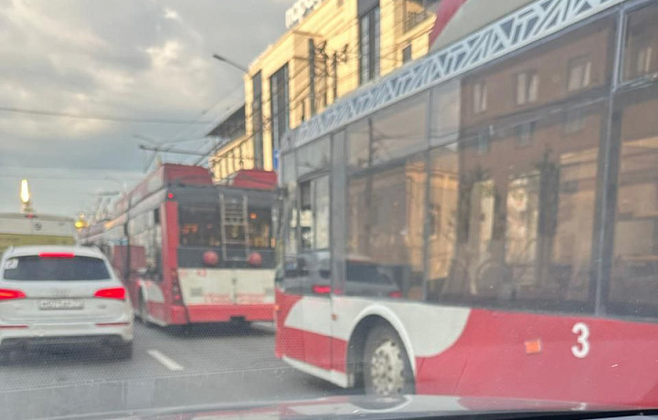 Троллейбус оборвал провода и спровоцировал пробку на проспекте Ленина в Туле