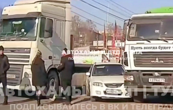 Легковушка оказалась зажата между грузовиком и фурой на улице Рязанской в Туле