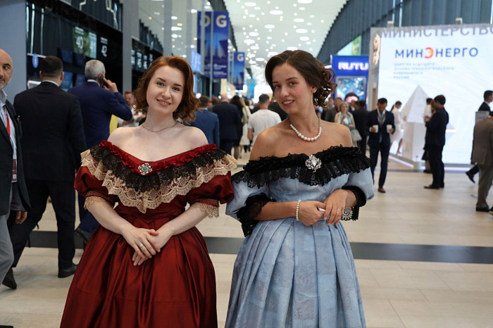 Люди, машины, роскошь: яркие фото третьего дня ПМЭФ-2024